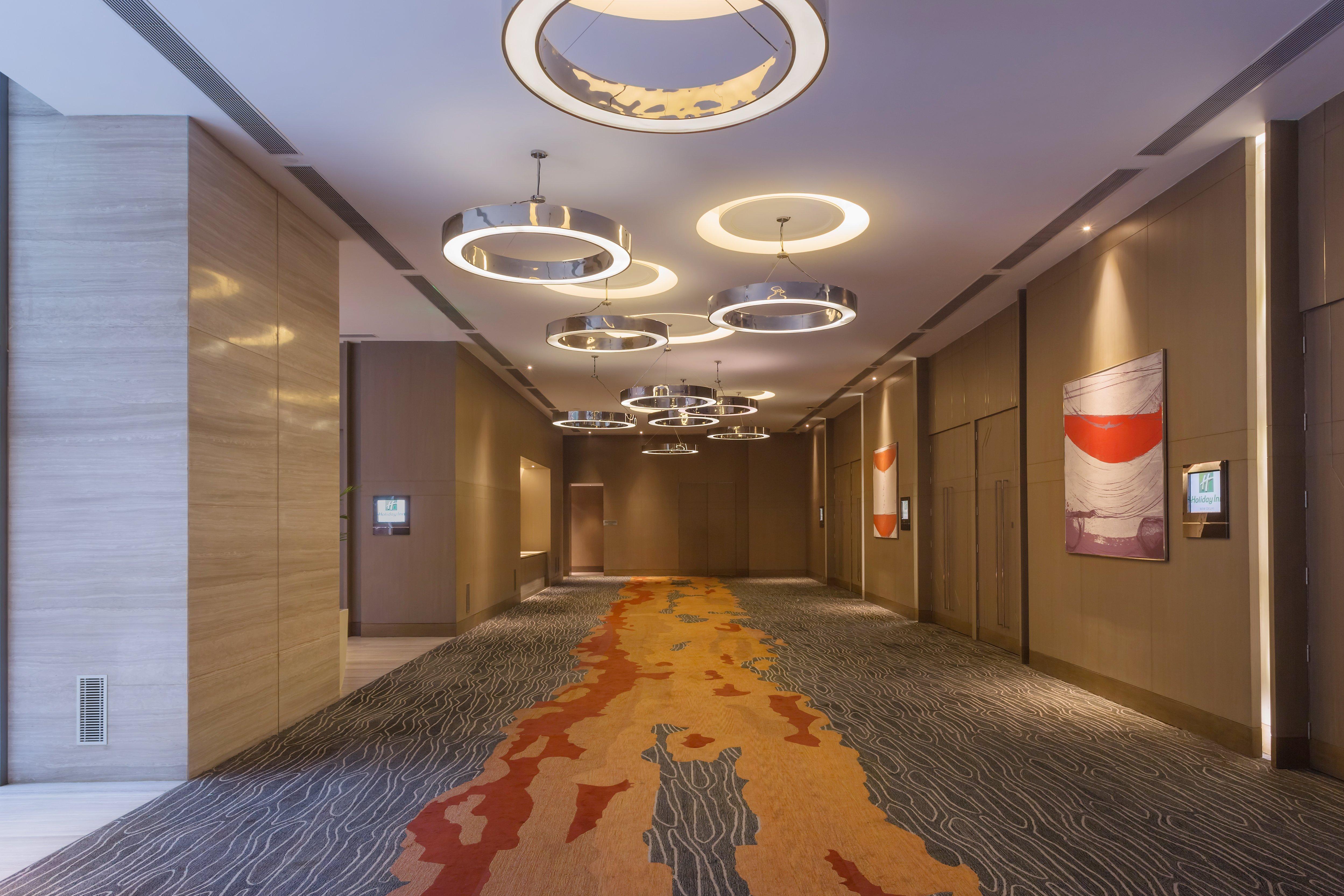 Holiday Inn New Delhi Aerocity By Ihg Экстерьер фото A corridor of the hotel