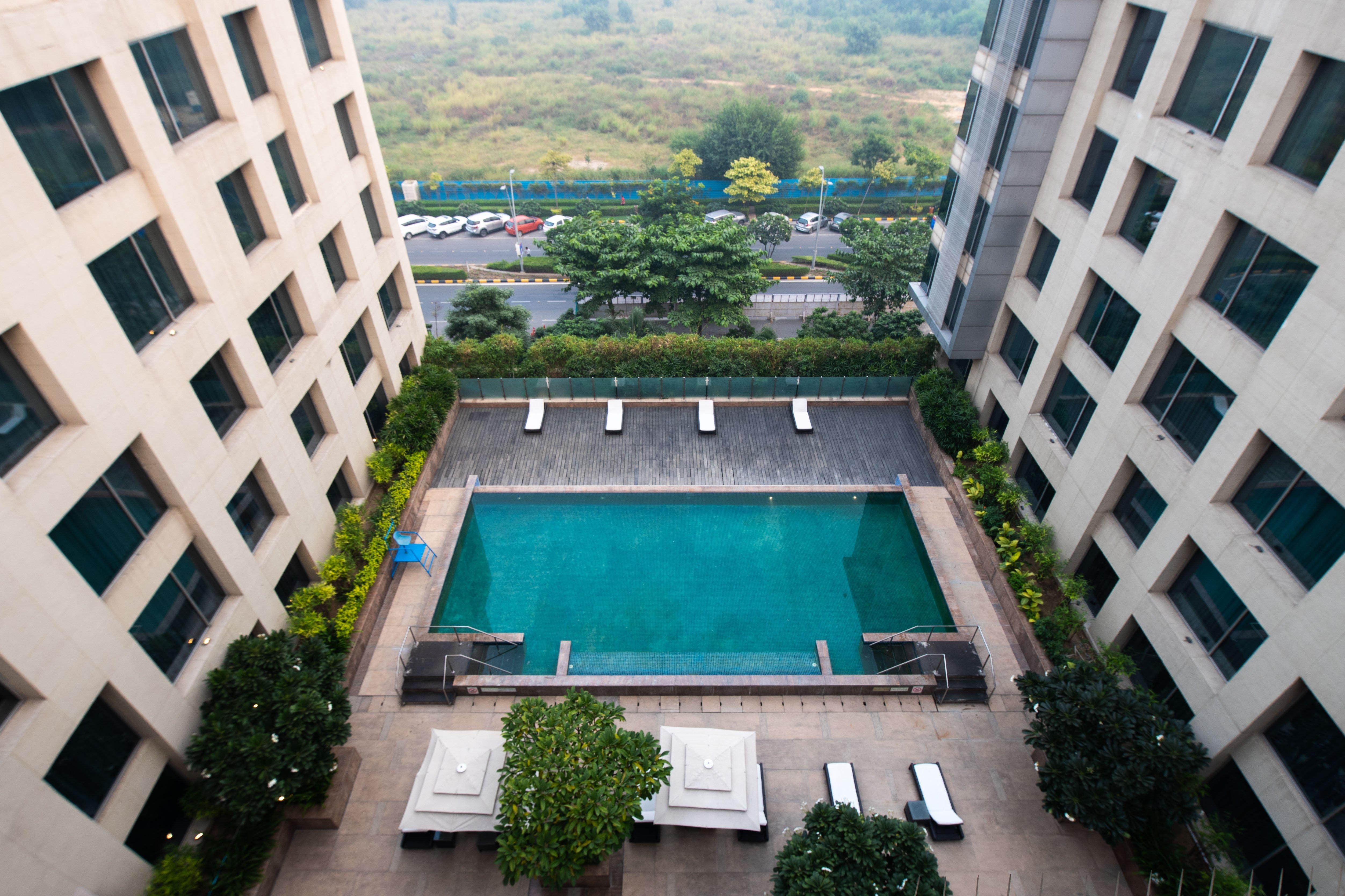 Holiday Inn New Delhi Aerocity By Ihg Экстерьер фото The swimming pool at the hotel