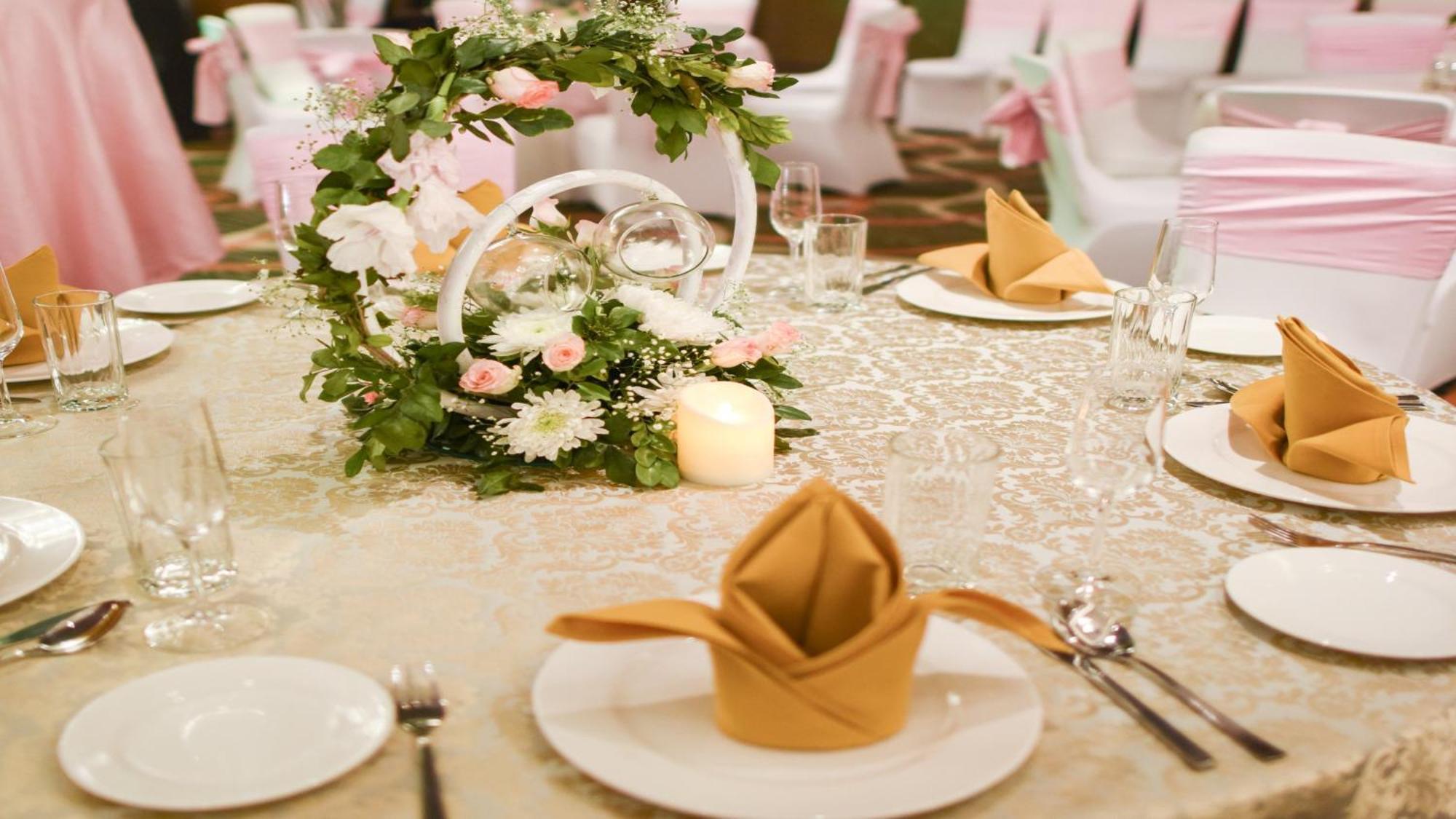 Holiday Inn New Delhi Aerocity By Ihg Экстерьер фото A table set for a formal meal