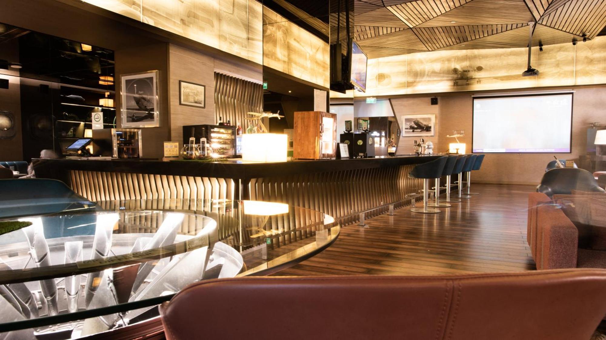Holiday Inn New Delhi Aerocity By Ihg Экстерьер фото The interior of a typical Starbucks
