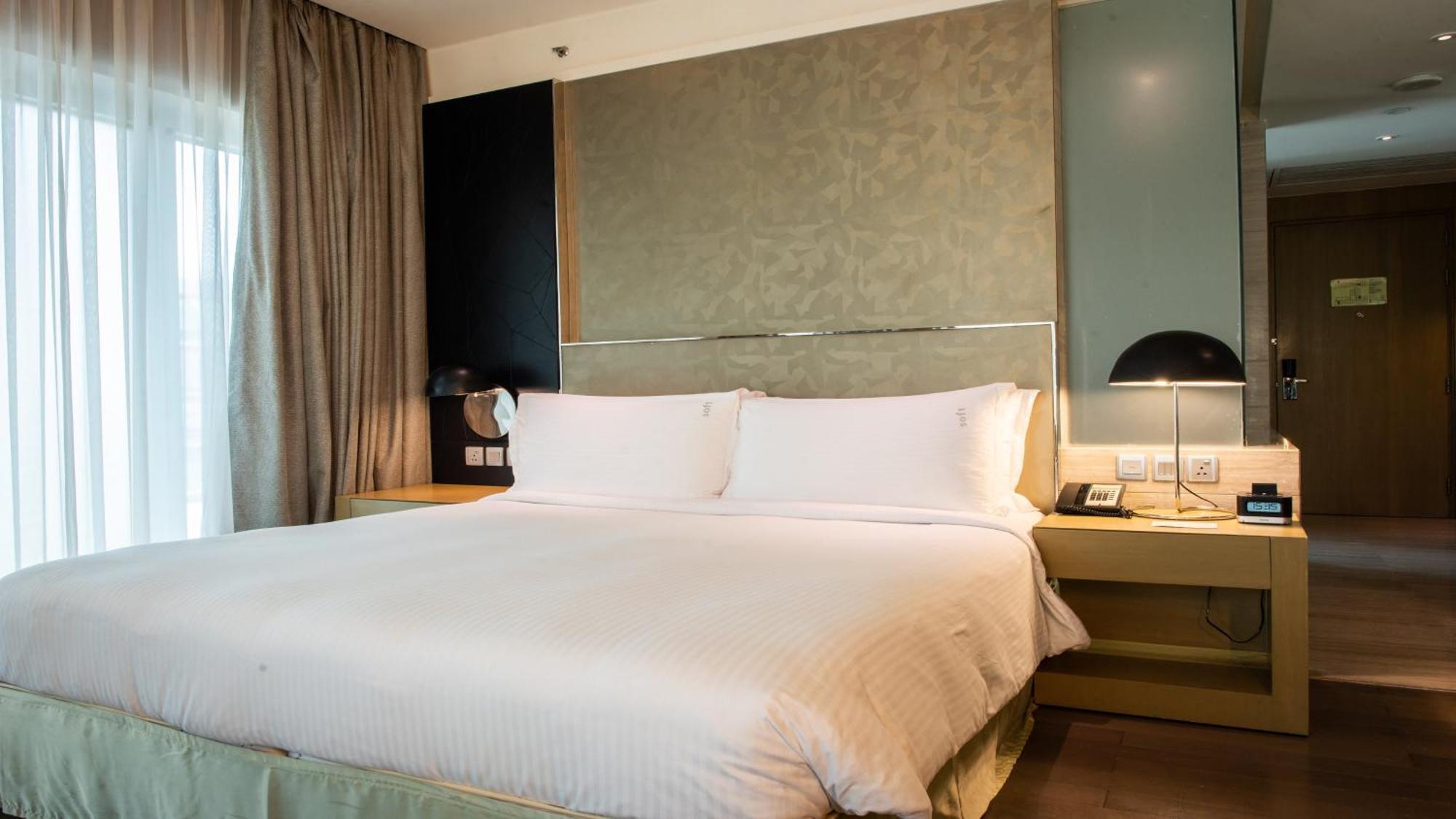Holiday Inn New Delhi Aerocity By Ihg Экстерьер фото A bedroom at the hotel