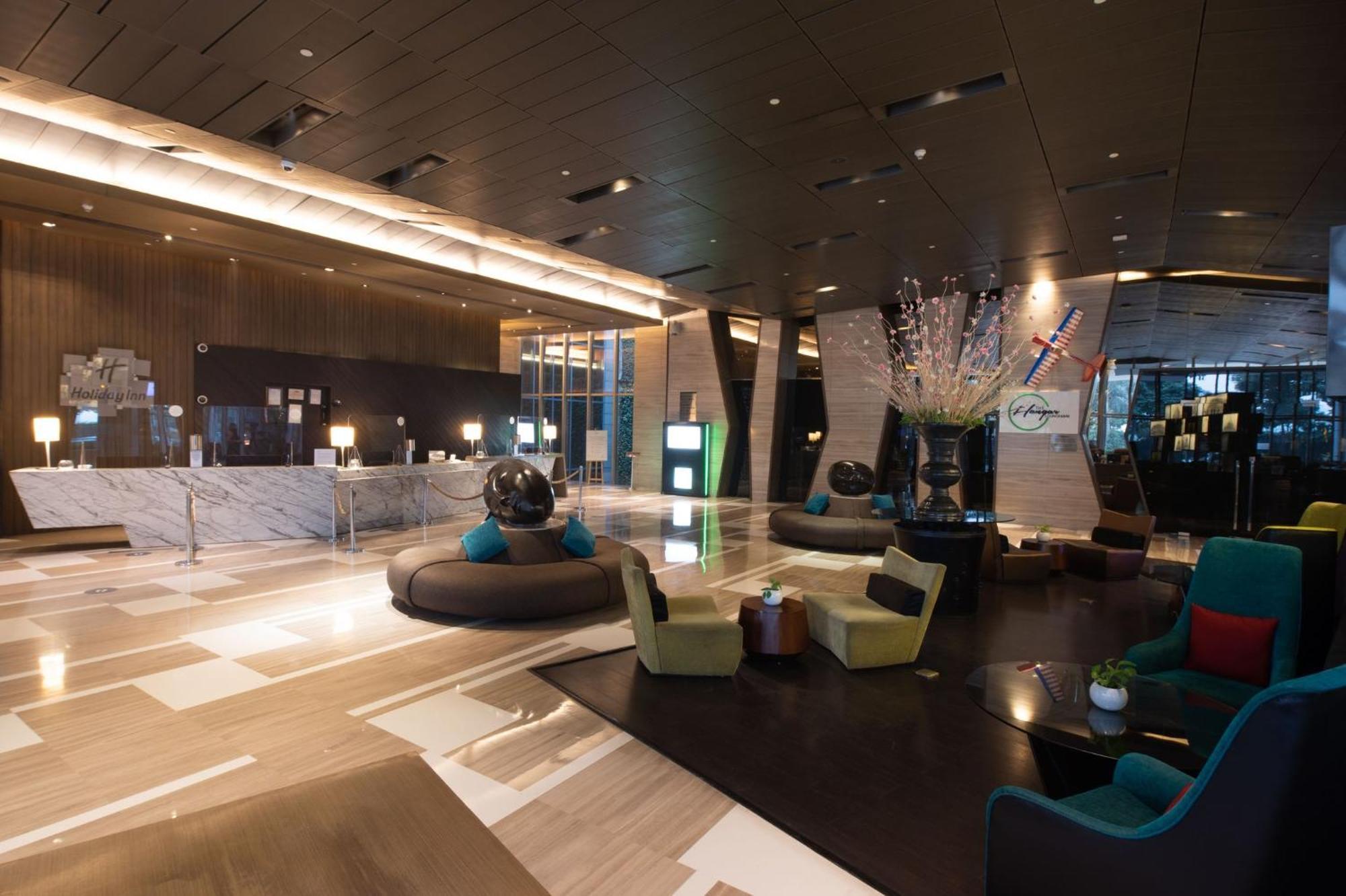 Holiday Inn New Delhi Aerocity By Ihg Экстерьер фото The lobby of the hotel