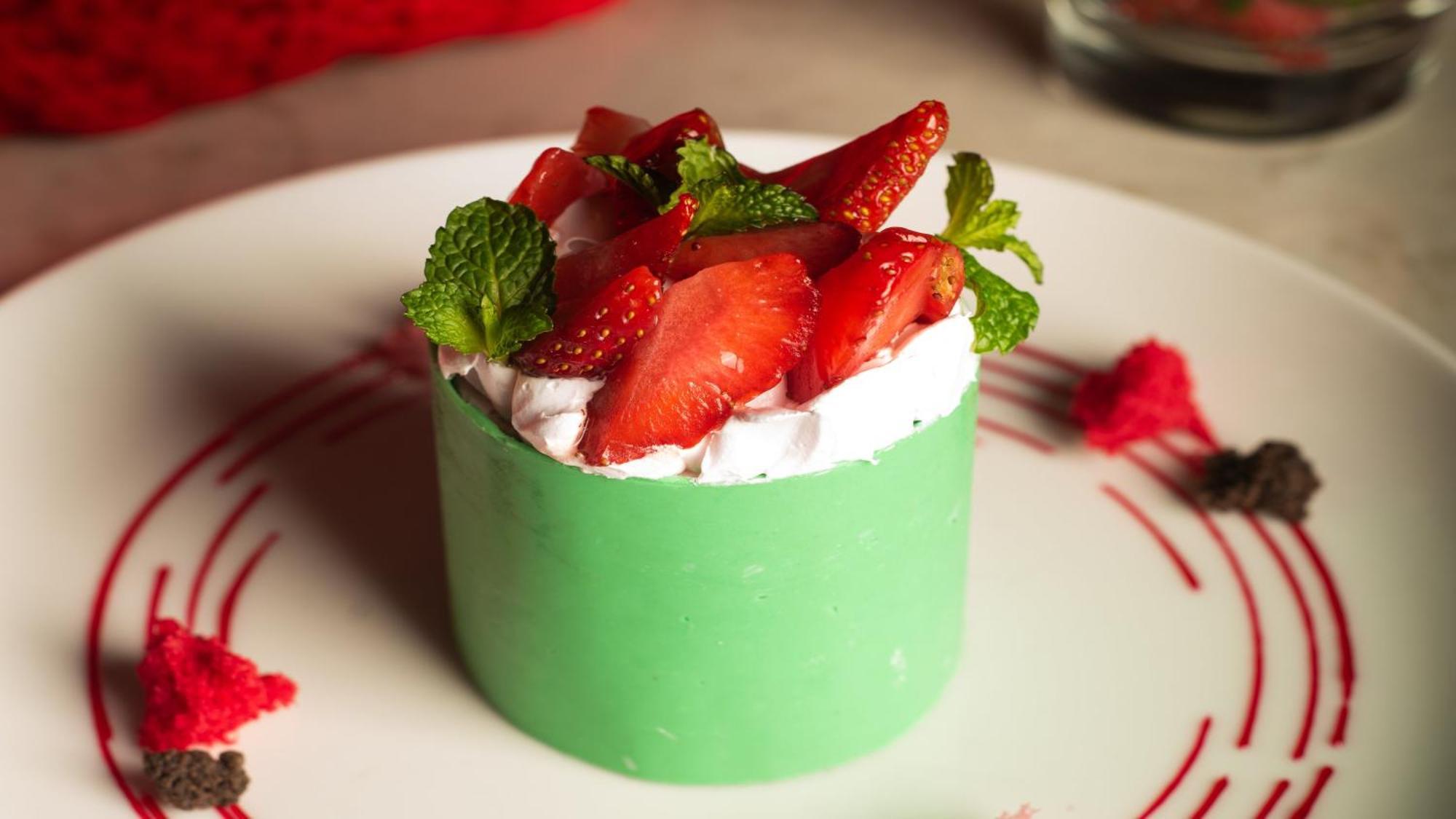 Holiday Inn New Delhi Aerocity By Ihg Экстерьер фото A strawberry parfait