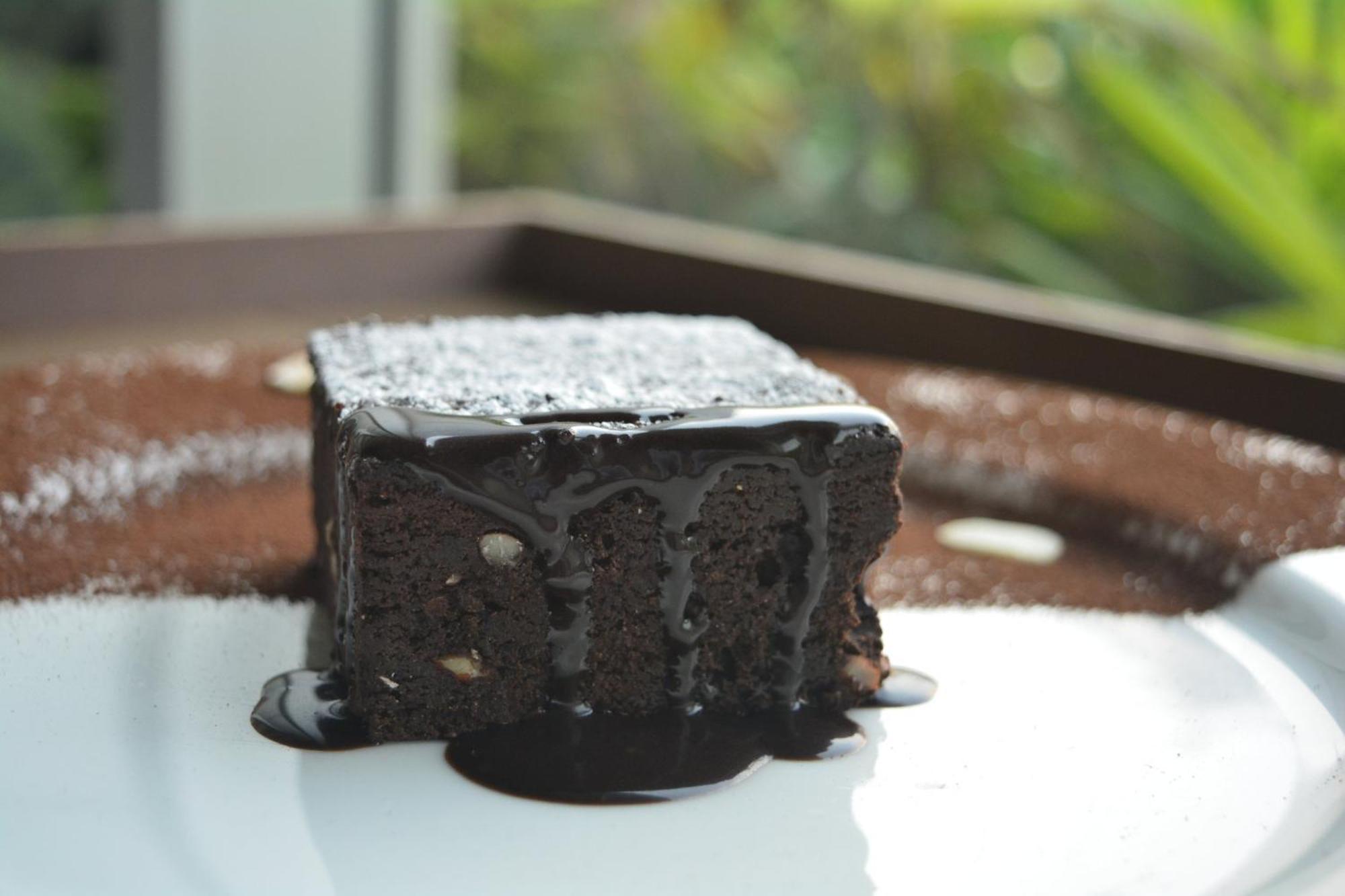 Holiday Inn New Delhi Aerocity By Ihg Экстерьер фото A chocolate cake