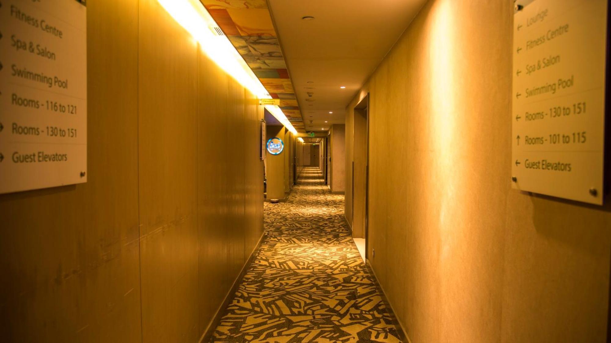 Holiday Inn New Delhi Aerocity By Ihg Экстерьер фото A corridor